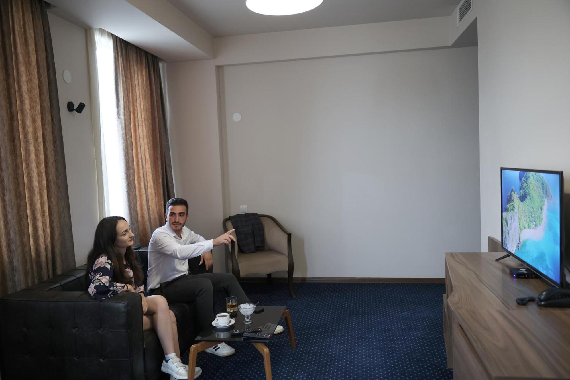 Garden Palace Zugdidi ภายนอก รูปภาพ