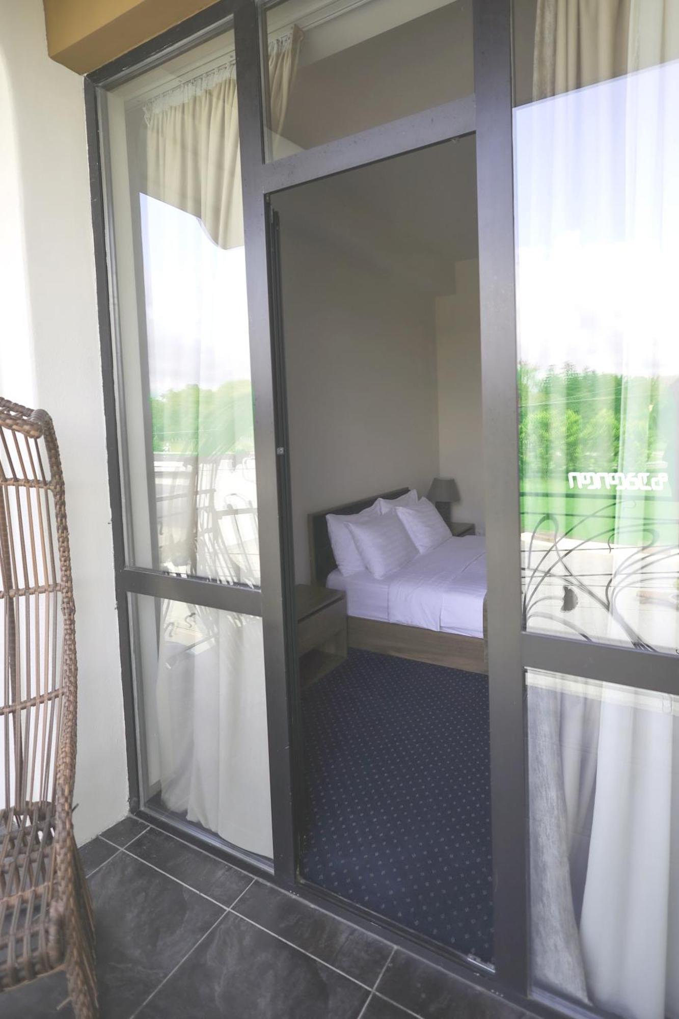 Garden Palace Zugdidi ภายนอก รูปภาพ