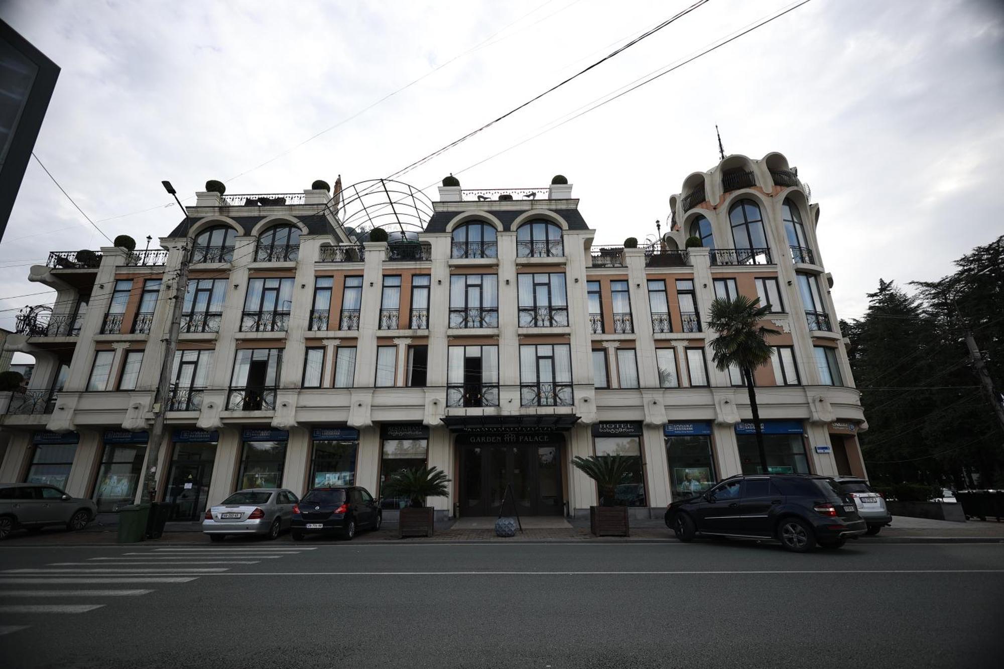 Garden Palace Zugdidi ภายนอก รูปภาพ