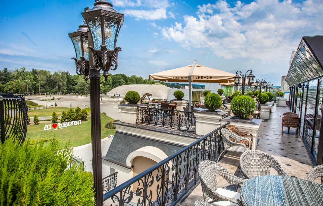Garden Palace Zugdidi ภายนอก รูปภาพ